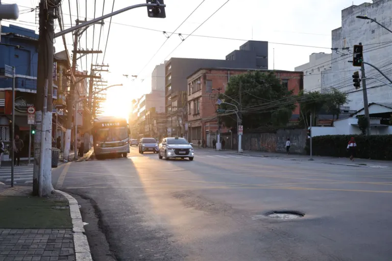 Linha de montagem de carros elétricos em fábrica moderna, tema da expansão da BYD em Camaçari