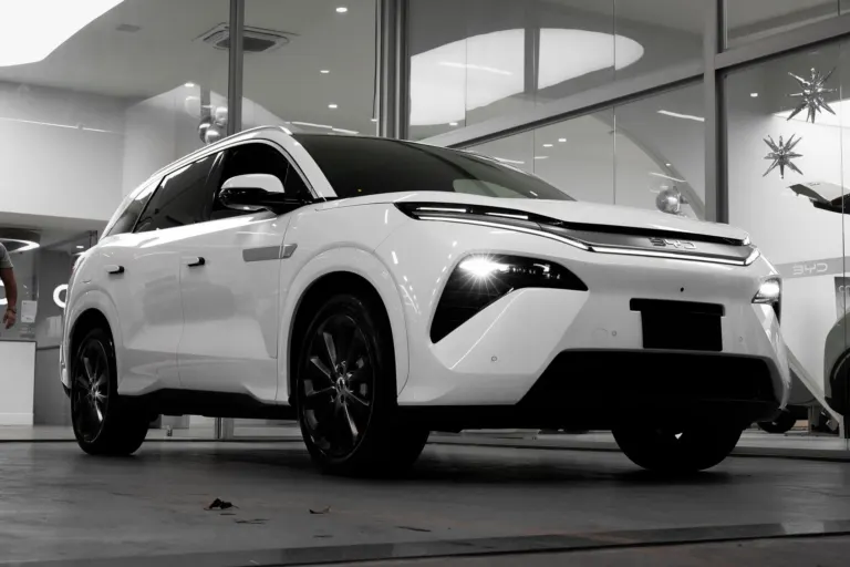 Protótipo camuflado do BYD Sealion 6 em teste de rodagem no Brasil, sem preço ainda divulgado