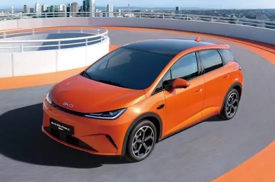 Hatch compacto da BYD estacionado em rua de cidade brasileira, símbolo de carros híbridos plug-in chegando ao país