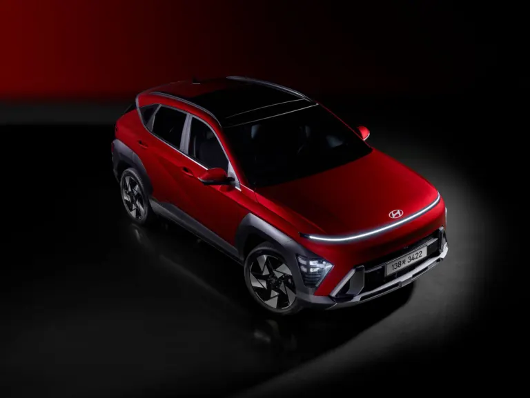 SUV híbrido plug-in Haval H7 estacionado com cabo de recarga conectado em uma garagem