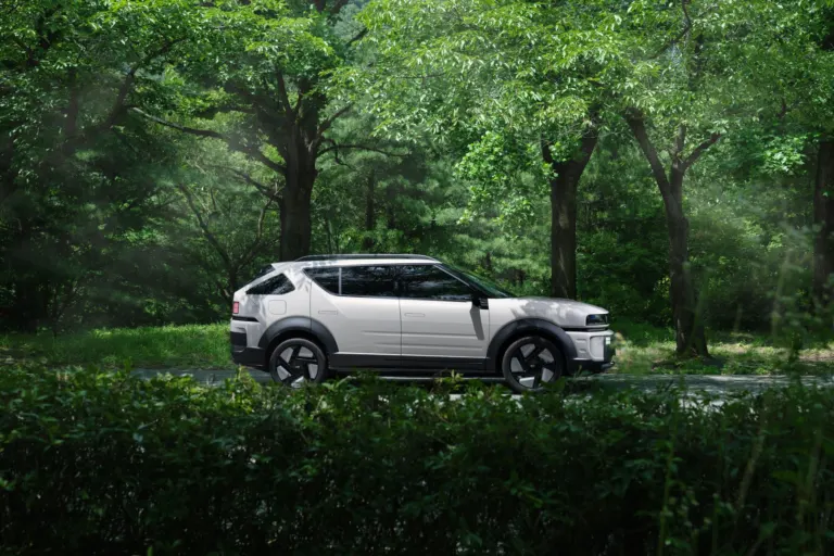 SUV elétrico GWM Ora 5 estacionado em rua urbana, ilustrando preço e autonomia no Brasil