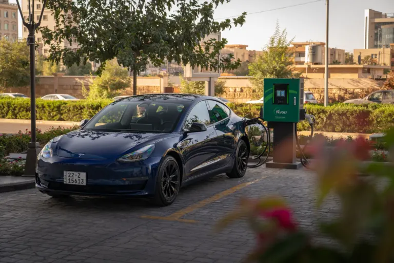 Carro elétrico conectado a um carregador rápido DC em estação de recarga